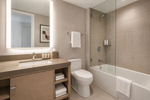 Ein modernes Badezimmer mit Waschbecken, Toilette und Badewanne.