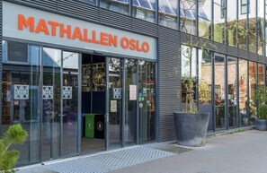 A building with a sign reading 'MATHALLEN OSLO'. - Top-floor flat with views over Oslo and Østmarka (Oslo)