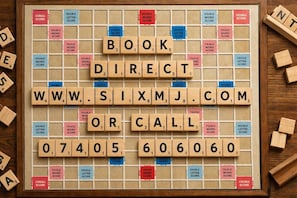 Um tabuleiro de Scrabble com palavras como 'BOOK', 'DIRECT' e 'CALL'.
