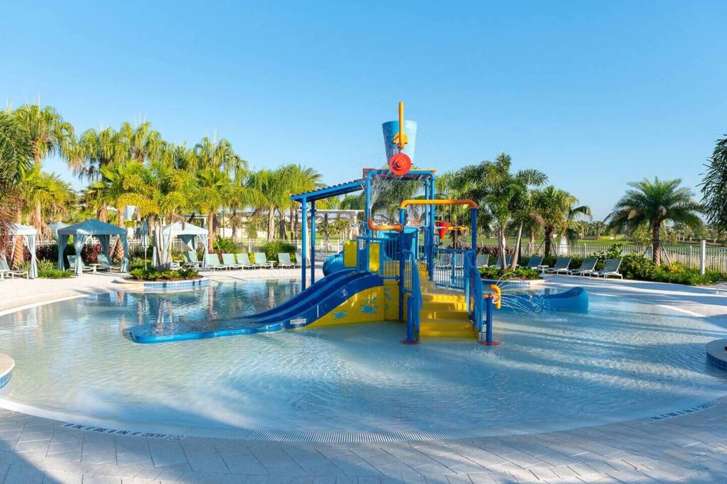 Un parc aquatique doté d’une grande piscine, de toboggans et d’une aire de jeux.
