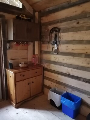Een houten cabinemakerinner met een houten kast, een hangend gereedschap en een afvalbak.