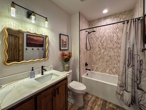 A bathroom with a vanity, sink, mirror, toilet, shower, and bathtub. - The Perch – Brand New Zion Retreat with Hot Tub (Orderville)