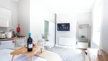 Classic Studio, 1 Double Bed | WiFi (free), bed sheets
