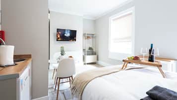 Classic Studio, 1 Double Bed | WiFi (free), bed sheets