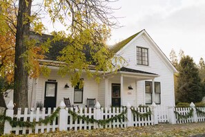 A white house with a porch, a picket fence, and a number 135 on the front. - The Studio - Downtown Jacksonville (Jacksonville)