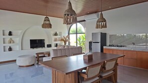 Una cocina moderna con una isla grande, armarios de madera y un horno empotrado.