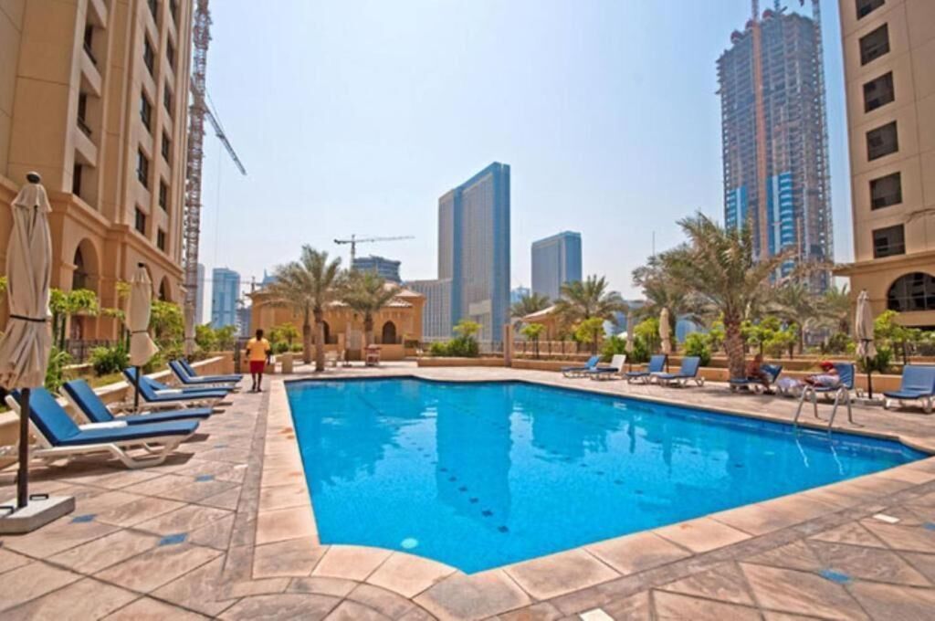 Apartamento, 3 habitaciones, bañera de hidromasaje, vistas a la laguna | Piscina | Una piscina al aire libre, sombrillas, tumbonas