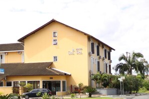 A yellow building with a sign reading 'HOTEL Sol Sol.' - HOTEL SOL A SOL (Cananéia)