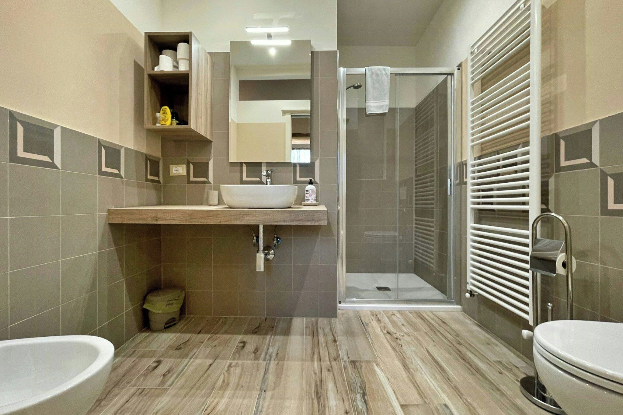 Ein modernes Badezimmer mit Badewanne, Toilette und Duschbereich.