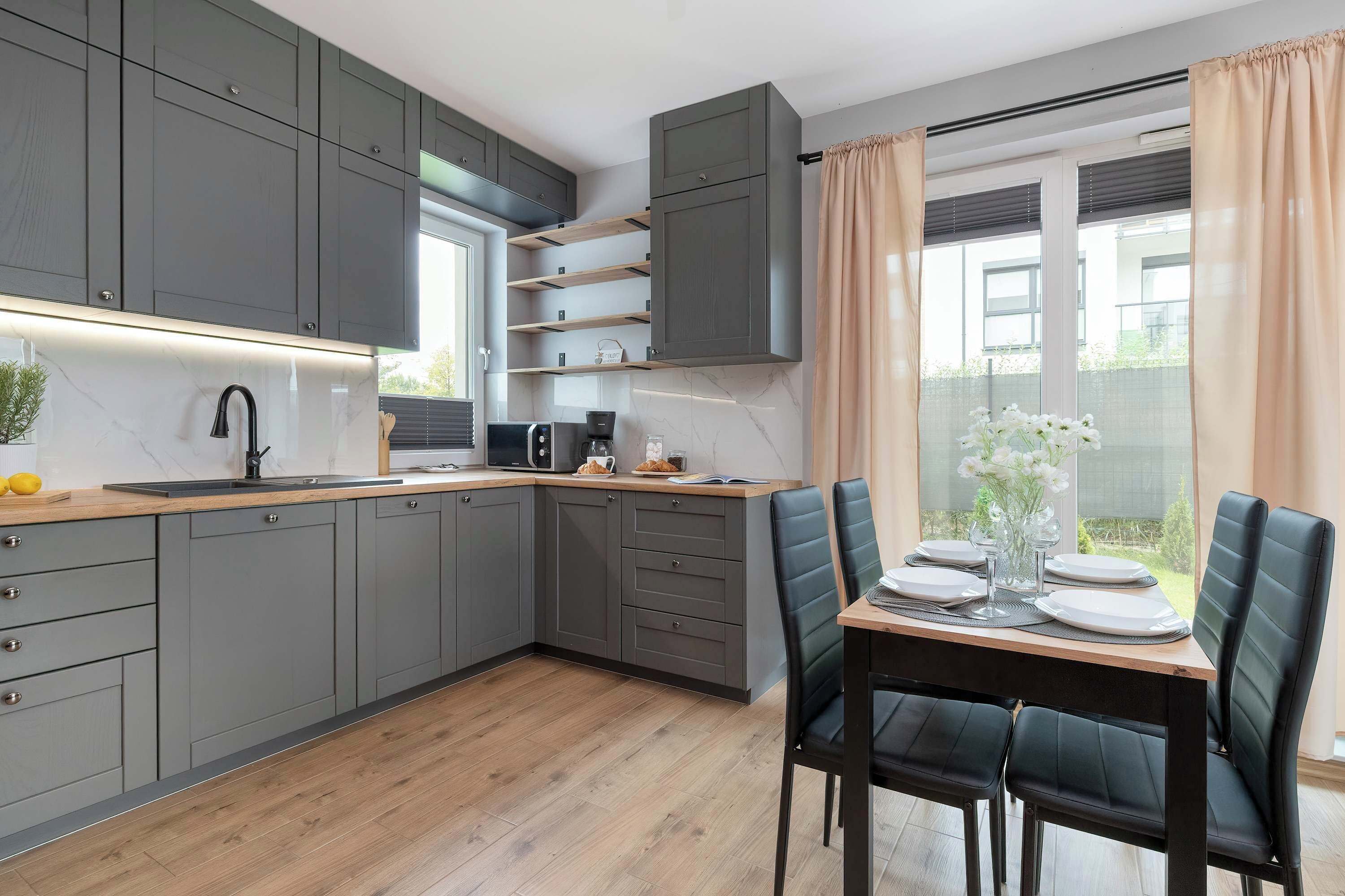 Coffee/tea maker, fridge, microwave, oven