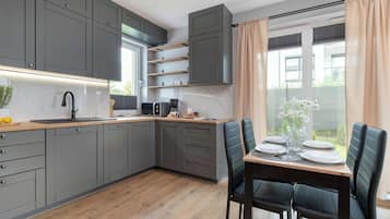 Coffee/tea maker, fridge, microwave, oven