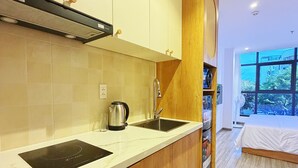 Una cocina moderna con estufa integrada, un lavamanos y armarios de madera.