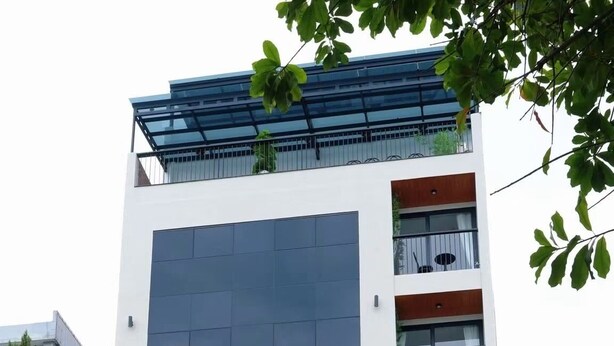 Un edificio de varios pisos con un diseño moderno, con amplias ventanas y balcones.
