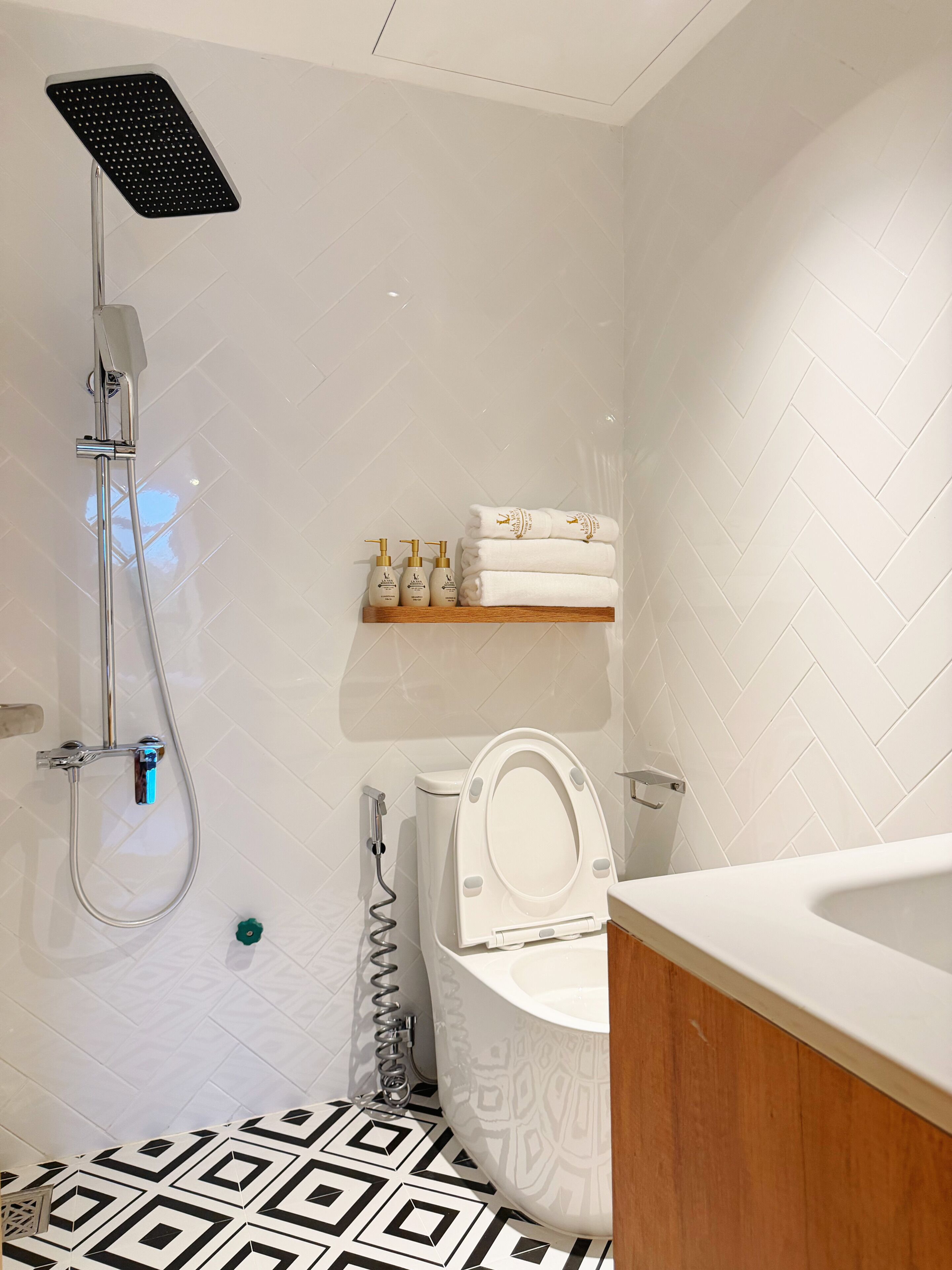 Un baño con ducha, inodoro y lavamanos.