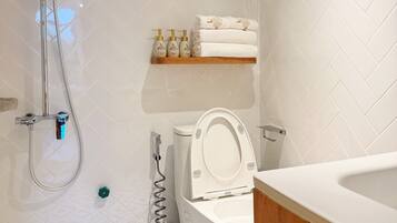 Un baño con ducha, inodoro y lavamanos.