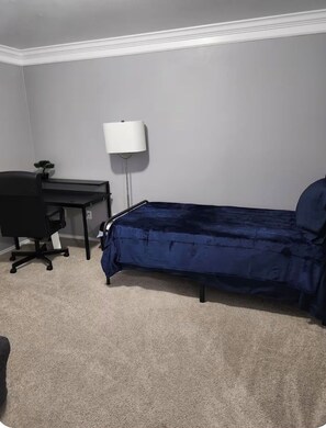 Room - High Ceilings 2-bedroom house in enjoyable Elgin with Backyard (Elgin)