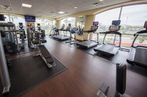 A gym with treadmills, elliptical machines, and weight equipment. - Spacious Apt with Balcony or Terrace and Jacuzzi bath 15mins from Universal (Orlando)