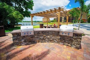 BBQ Area - Spacious Apt with Balcony or Terrace and Jacuzzi bath 15mins from Universal (Orlando)