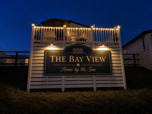 Señalización para 'The Bay View', con el eslogan 'Hogar junto al mar'.