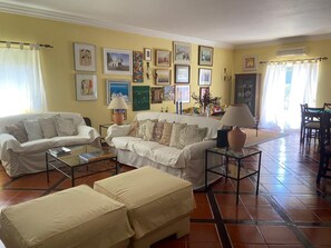 A living room with two sofas, a coffee table, and a side table with lamps. - Alvor Sun Villa | Private Pool | 4 Bedrooms (Alvor)