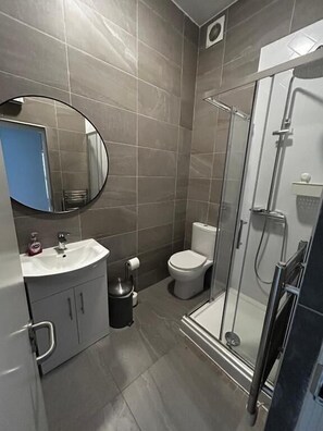 Ein modernes Badezimmer mit Dusche, Toilette und Waschbecken.