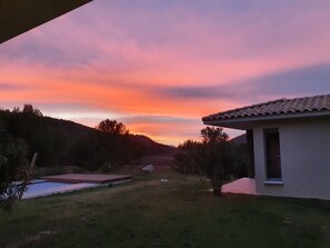 A residential property with a swimming pool, a small garden, and a house with a tiled roof. - Le Grand Rouvière Private Estate - Luxury Villa (Roquefort-la-Bédoule)