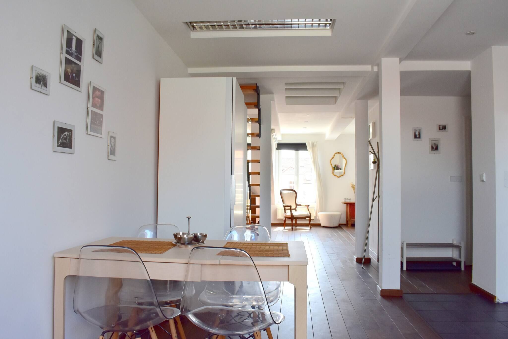 Un intérieur moderne comprenant un coin repas avec une table et des chaises, ainsi qu’un comptoir de cuisine.