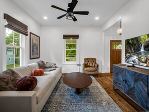 Living area - Hendersonville Honeybee (Hendersonville)