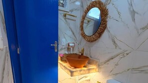 Bungalow Gallery, vista al jardín | Baño