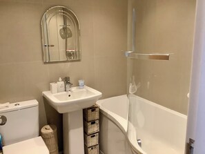 Ein Badezimmer mit Toilette, Waschbecken und Dusche.
