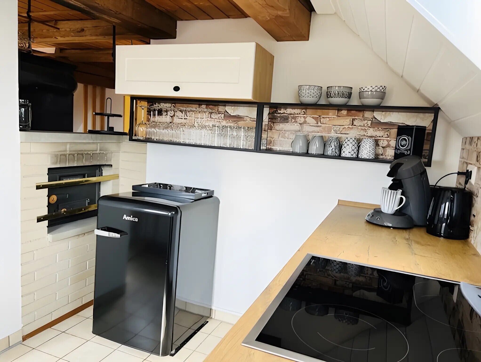 Coffee/tea maker, fridge, oven, stovetop