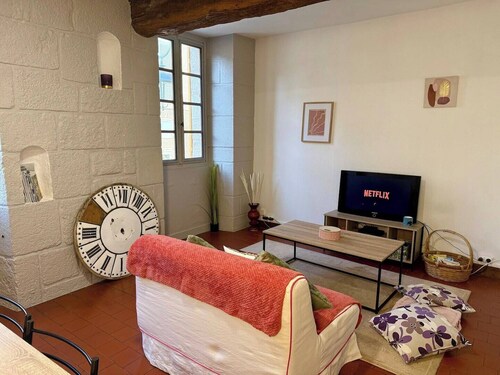 Apartment with a terrace above an English-style café — downtown Boussac