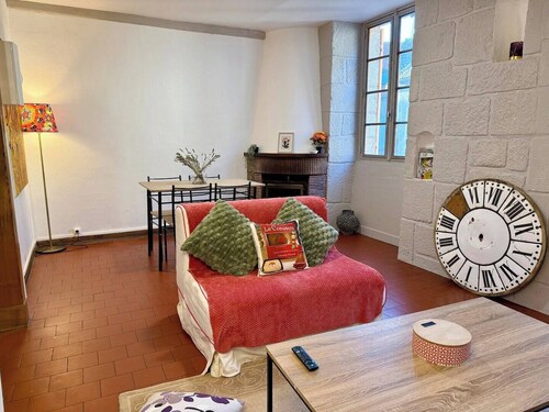 Apartment with a terrace above an English-style café — downtown Boussac