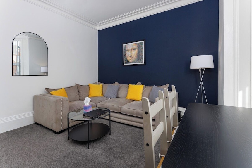 Flatzy- Sleeps 16 Near Football Ground + Ping Pong - Guernesey