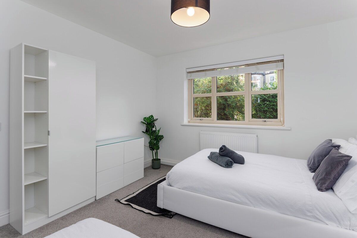 2 bedrooms, iron/ironing board, WiFi
