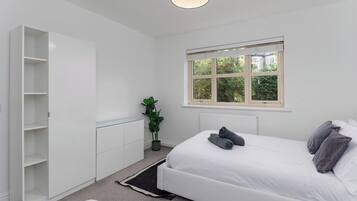 2 bedrooms, iron/ironing board, WiFi
