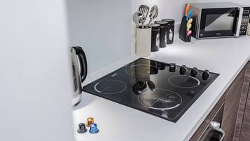 Coffee/tea maker, fridge, microwave, oven