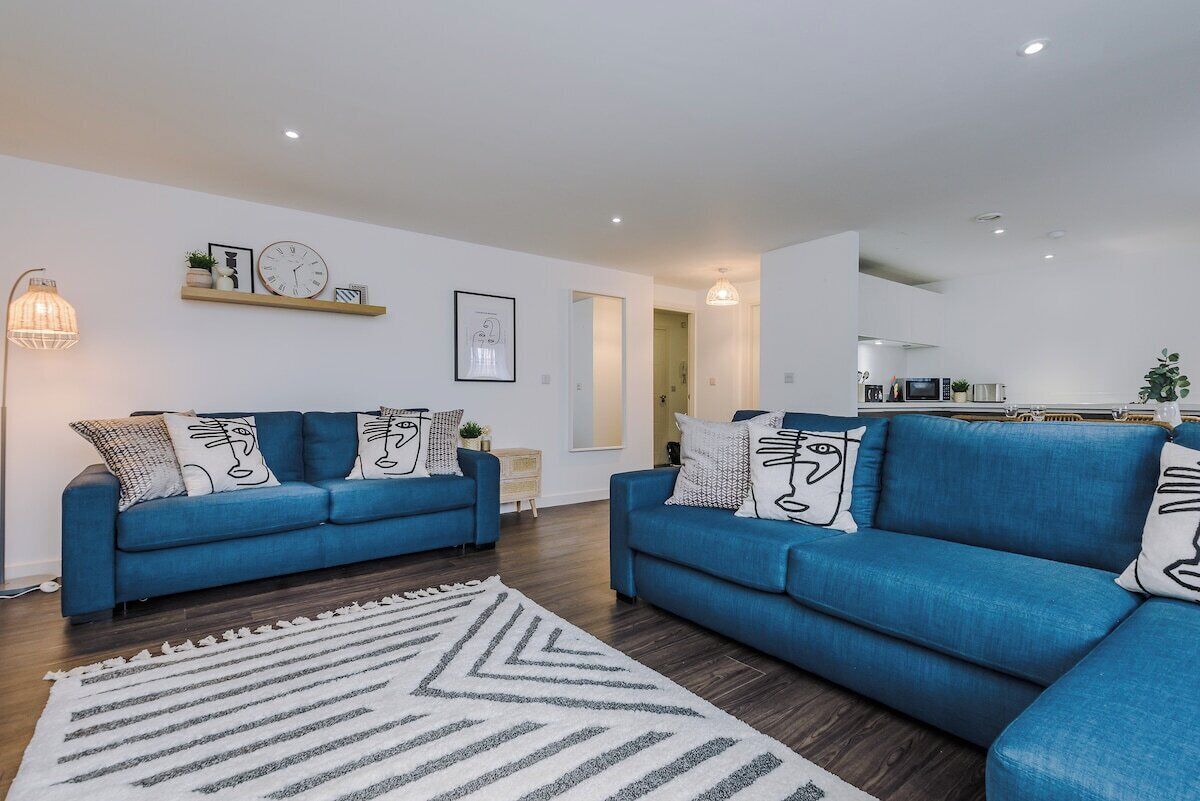 Flatzy - City Centre | 2 Bathrooms | Free Parking - Guernesey