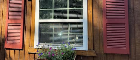 Una cabaña de madera con un cartel que dice 'Welcome to the Cozy Cabin'.