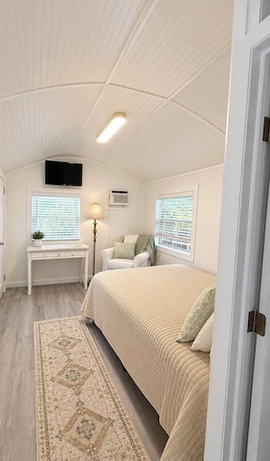 Unclassified image, 4 of 6, button - Lovely 1-bedroom studio with AC in cool Jupiter (Jupiter)