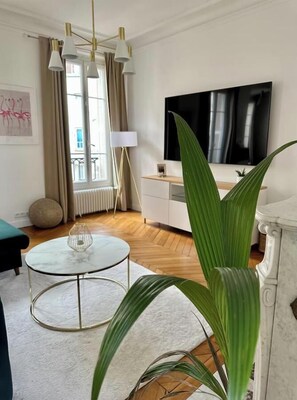 Living area - ELEGANT SAINT-GERMAIN-DES-PRÉS APARTMENT WITH CLASSIC PARISIAN CHARM (Paris)