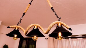 Luminária pendente com três lâmpadas.