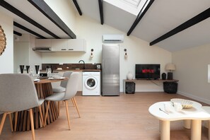 A modern apartment with a kitchen, dining area, and living space. - 5 passengers • Air Conditioning • Free parking • Downtown on foot (Albi)