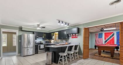 Local on Lamar. 5 min to square or campus. Ranch-style home on S Lamar.