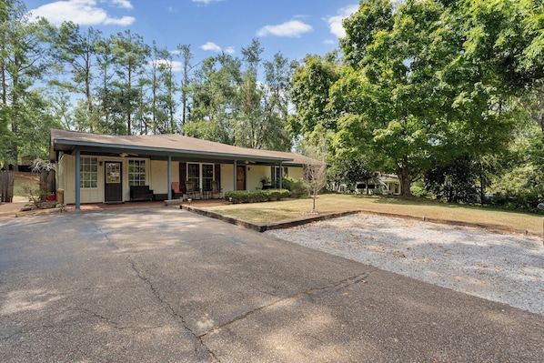 A single-story building with a covered porch, a driveway, and a well-maintained lawn. - Local on Lamar. 5 min to square or campus. Ranch-style home on S Lamar. (Oxford)