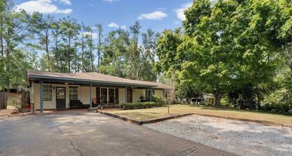 Local on Lamar. 5 min to square or campus. Ranch-style home on S Lamar.