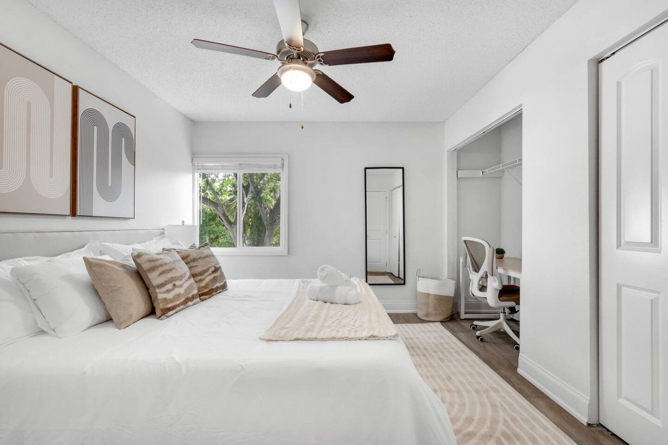 Desk, iron/ironing board, WiFi, bed sheets