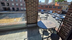A balcony with a view of a parking area and buildings. - Cozy City 1Br W/balcony at the Heart of Stratford (London)