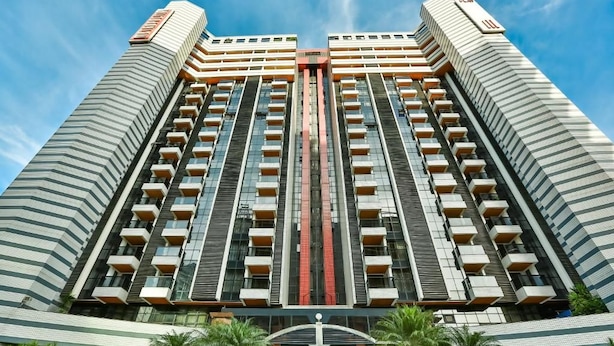 Un edificio de gran altura con fachada simétrica, varios balcones y una entrada central.