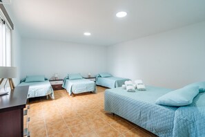 Une chambre d’hôtel avec deux lits, un bureau et une fenêtre.